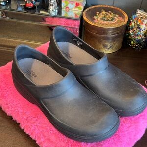 EUC Crocs Neria Pro II slip-on work clogs, featuring Dual Crocs Comfort and a s